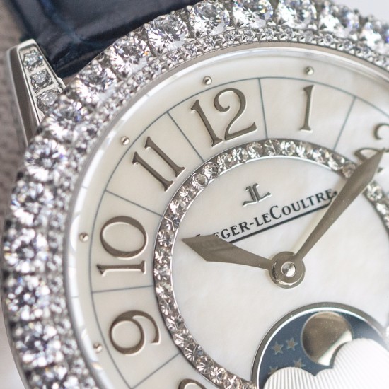 ジャガー ルクルトJaeger-LeCoultre 輝きを放つ真珠、ジャガー・ルクルトの月相ジュエリー腕時計、デイヴァンティーシリーズのモデル Q3523570 の腕時計が,ロマンチックに登場します。【時計ケース】直径は 35mm、ケースの厚さは 9.8 ミリです。時計リングには、密に並んだブリリアントカットのダイヤモンドがインレイされています。【文字盤】ギボージュ模様の文字盤で、内側の文字盤にはサイズの小さな美しいダイヤモンドが調和のとれた対称デザインで飾られています。【時計ガラス】素材はサファイアクリ ジャガー ルクルトJaeger-LeCoultre 輝きを放つ真珠、ジャガー・ルクルトの月相ジュエリー腕時計、デイヴァンティーシリーズのモデル Q3523570 の腕時計が,ロマンチックに登場します。【時計ケース】直径は 35mm、ケースの厚さは 9.8 ミリです。時計リングには、密に並んだブリリアントカットのダイヤモンドがインレイされています。【文字盤】ギボージュ模様の文字盤で、内側の文字盤にはサイズの小さな美しいダイヤモンドが調和のとれた対称デザインで飾られています。【時計ガラス】素材はサファイアクリ