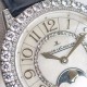 ジャガー ルクルトJaeger-LeCoultre 輝きを放つ真珠、ジャガー・ルクルトの月相ジュエリー腕時計、デイヴァンティーシリーズのモデル Q3523570 の腕時計が,ロマンチックに登場します。【時計ケース】直径は 35mm、ケースの厚さは 9.8 ミリです。時計リングには、密に並んだブリリアントカットのダイヤモンドがインレイされています。【文字盤】ギボージュ模様の文字盤で、内側の文字盤にはサイズの小さな美しいダイヤモンドが調和のとれた対称デザインで飾られています。【時計ガラス】素材はサファイアクリ ジャガー ルクルトJaeger-LeCoultre 輝きを放つ真珠、ジャガー・ルクルトの月相ジュエリー腕時計、デイヴァンティーシリーズのモデル Q3523570 の腕時計が,ロマンチックに登場します。【時計ケース】直径は 35mm、ケースの厚さは 9.8 ミリです。時計リングには、密に並んだブリリアントカットのダイヤモンドがインレイされています。【文字盤】ギボージュ模様の文字盤で、内側の文字盤にはサイズの小さな美しいダイヤモンドが調和のとれた対称デザインで飾られています。【時計ガラス】素材はサファイアクリ