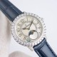 ジャガー ルクルトJaeger-LeCoultre 輝きを放つ真珠、ジャガー・ルクルトの月相ジュエリー腕時計、デイヴァンティーシリーズのモデル Q3523570 の腕時計が,ロマンチックに登場します。【時計ケース】直径は 35mm、ケースの厚さは 9.8 ミリです。時計リングには、密に並んだブリリアントカットのダイヤモンドがインレイされています。【文字盤】ギボージュ模様の文字盤で、内側の文字盤にはサイズの小さな美しいダイヤモンドが調和のとれた対称デザインで飾られています。【時計ガラス】素材はサファイアクリ ジャガー ルクルトJaeger-LeCoultre 輝きを放つ真珠、ジャガー・ルクルトの月相ジュエリー腕時計、デイヴァンティーシリーズのモデル Q3523570 の腕時計が,ロマンチックに登場します。【時計ケース】直径は 35mm、ケースの厚さは 9.8 ミリです。時計リングには、密に並んだブリリアントカットのダイヤモンドがインレイされています。【文字盤】ギボージュ模様の文字盤で、内側の文字盤にはサイズの小さな美しいダイヤモンドが調和のとれた対称デザインで飾られています。【時計ガラス】素材はサファイアクリ