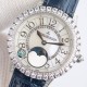ジャガー ルクルトJaeger-LeCoultre 輝きを放つ真珠、ジャガー・ルクルトの月相ジュエリー腕時計、デイヴァンティーシリーズのモデル Q3523570 の腕時計が,ロマンチックに登場します。【時計ケース】直径は 35mm、ケースの厚さは 9.8 ミリです。時計リングには、密に並んだブリリアントカットのダイヤモンドがインレイされています。【文字盤】ギボージュ模様の文字盤で、内側の文字盤にはサイズの小さな美しいダイヤモンドが調和のとれた対称デザインで飾られています。【時計ガラス】素材はサファイアクリ ジャガー ルクルトJaeger-LeCoultre 輝きを放つ真珠、ジャガー・ルクルトの月相ジュエリー腕時計、デイヴァンティーシリーズのモデル Q3523570 の腕時計が,ロマンチックに登場します。【時計ケース】直径は 35mm、ケースの厚さは 9.8 ミリです。時計リングには、密に並んだブリリアントカットのダイヤモンドがインレイされています。【文字盤】ギボージュ模様の文字盤で、内側の文字盤にはサイズの小さな美しいダイヤモンドが調和のとれた対称デザインで飾られています。【時計ガラス】素材はサファイアクリ