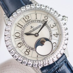 ジャガー ルクルトJaeger-LeCoultre 輝きを放つ真珠、ジャガー・ルクルトの月相ジュエリー腕時計、デイヴァンティーシリーズのモデル Q3523570 の腕時計が,ロマンチックに登場します。【時計ケース】直径は 35mm、ケースの厚さは 9.8 ミリです。時計リングには、密に並んだブリリアントカットのダイヤモンドがインレイされています。【文字盤】ギボージュ模様の文字盤で、内側の文字盤にはサイズの小さな美しいダイヤモンドが調和のとれた対称デザインで飾られています。【時計ガラス】素材はサファイアクリ