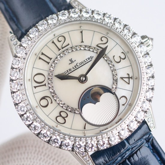 ジャガー ルクルトJaeger-LeCoultre 輝きを放つ真珠、ジャガー・ルクルトの月相ジュエリー腕時計、デイヴァンティーシリーズのモデル Q3523570 の腕時計が,ロマンチックに登場します。【時計ケース】直径は 35mm、ケースの厚さは 9.8 ミリです。時計リングには、密に並んだブリリアントカットのダイヤモンドがインレイされています。【文字盤】ギボージュ模様の文字盤で、内側の文字盤にはサイズの小さな美しいダイヤモンドが調和のとれた対称デザインで飾られています。【時計ガラス】素材はサファイアクリ ジャガー ルクルトJaeger-LeCoultre 輝きを放つ真珠、ジャガー・ルクルトの月相ジュエリー腕時計、デイヴァンティーシリーズのモデル Q3523570 の腕時計が,ロマンチックに登場します。【時計ケース】直径は 35mm、ケースの厚さは 9.8 ミリです。時計リングには、密に並んだブリリアントカットのダイヤモンドがインレイされています。【文字盤】ギボージュ模様の文字盤で、内側の文字盤にはサイズの小さな美しいダイヤモンドが調和のとれた対称デザインで飾られています。【時計ガラス】素材はサファイアクリ