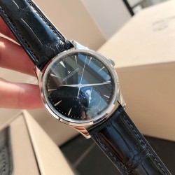 ジャガー ルクルトJaeger-LeCoultre ジャガー・ルクルト 月相マスターシリーズ。最もコストパフォーマンスの高い男性用腕時計、ジャガー・ルクルト マスターが入荷しました！2021年の新モデルで、月相盤の変化をあなたに見せてくれます。（時計ケースの直径は39mm、ケースの厚さは9.9mm）。6時位置のサブダイヤルには陽暦と陰暦（月相）の両方の日付表示があり、月相は1ヶ月で1周します。すべての機能がそろっています。【月相盤】3Dメタル製の月相です。【ムーブメント】腕時計の盤面を側面から見ると、わず