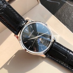 ジャガー ルクルトJaeger-LeCoultre ジャガー・ルクルト 月相マスターシリーズ。最もコストパフォーマンスの高い男性用腕時計、ジャガー・ルクルト マスターが入荷しました！2021年の新モデルで、月相盤の変化をあなたに見せてくれます。（時計ケースの直径は39mm、ケースの厚さは9.9mm）。6時位置のサブダイヤルには陽暦と陰暦（月相）の両方の日付表示があり、月相は1ヶ月で1周します。すべての機能がそろっています。【月相盤】3Dメタル製の月相です。【ムーブメント】腕時計の盤面を側面から見ると、わず