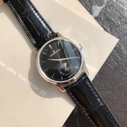 ジャガー ルクルトJaeger-LeCoultre ジャガー・ルクルト 月相マスターシリーズ。最もコストパフォーマンスの高い男性用腕時計、ジャガー・ルクルト マスターが入荷しました！2021年の新モデルで、月相盤の変化をあなたに見せてくれます。（時計ケースの直径は39mm、ケースの厚さは9.9mm）。6時位置のサブダイヤルには陽暦と陰暦（月相）の両方の日付表示があり、月相は1ヶ月で1周します。すべての機能がそろっています。【月相盤】3Dメタル製の月相です。【ムーブメント】腕時計の盤面を側面から見ると、わず