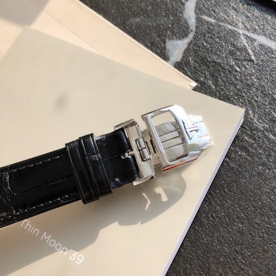 ジャガー ルクルトJaeger-LeCoultre ジャガー・ルクルト 月相マスターシリーズ。最もコストパフォーマンスの高い男性用腕時計、ジャガー・ルクルト マスターが入荷しました!2021年の新モデルで、月相盤の変化をあなたに見せてくれます。(時計ケースの直径は39mm、ケースの厚さは9.9mm)。6時位置のサブダイヤルには陽暦と陰暦(月相)の両方の日付表示があり、月相は1ヶ月で1周します。すべての機能がそろっています。【月相盤】3Dメタル製の月相です。【ムーブメント】腕時計の盤面を側面から見ると、わず ジャガー ルクルトJaeger-LeCoultre ジャガー・ルクルト 月相マスターシリーズ。最もコストパフォーマンスの高い男性用腕時計、ジャガー・ルクルト マスターが入荷しました!2021年の新モデルで、月相盤の変化をあなたに見せてくれます。(時計ケースの直径は39mm、ケースの厚さは9.9mm)。6時位置のサブダイヤルには陽暦と陰暦(月相)の両方の日付表示があり、月相は1ヶ月で1周します。すべての機能がそろっています。【月相盤】3Dメタル製の月相です。【ムーブメント】腕時計の盤面を側面から見ると、わず