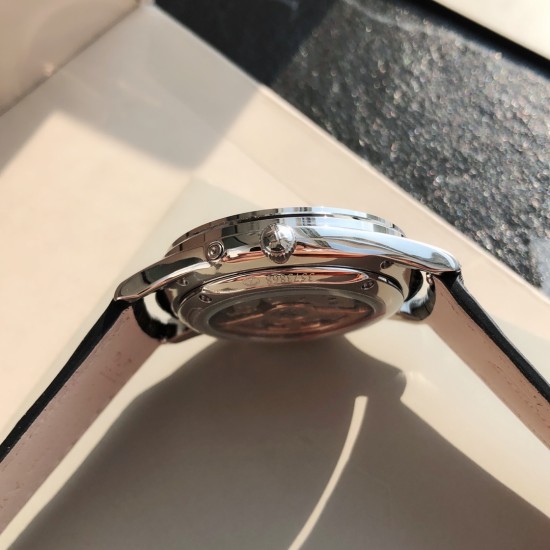 ジャガー ルクルトJaeger-LeCoultre ジャガー・ルクルト 月相マスターシリーズ。最もコストパフォーマンスの高い男性用腕時計、ジャガー・ルクルト マスターが入荷しました!2021年の新モデルで、月相盤の変化をあなたに見せてくれます。(時計ケースの直径は39mm、ケースの厚さは9.9mm)。6時位置のサブダイヤルには陽暦と陰暦(月相)の両方の日付表示があり、月相は1ヶ月で1周します。すべての機能がそろっています。【月相盤】3Dメタル製の月相です。【ムーブメント】腕時計の盤面を側面から見ると、わず ジャガー ルクルトJaeger-LeCoultre ジャガー・ルクルト 月相マスターシリーズ。最もコストパフォーマンスの高い男性用腕時計、ジャガー・ルクルト マスターが入荷しました!2021年の新モデルで、月相盤の変化をあなたに見せてくれます。(時計ケースの直径は39mm、ケースの厚さは9.9mm)。6時位置のサブダイヤルには陽暦と陰暦(月相)の両方の日付表示があり、月相は1ヶ月で1周します。すべての機能がそろっています。【月相盤】3Dメタル製の月相です。【ムーブメント】腕時計の盤面を側面から見ると、わず