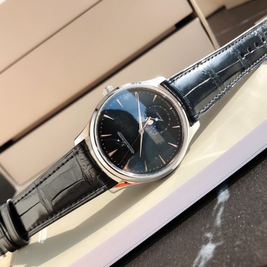 ジャガー ルクルトJaeger-LeCoultre ジャガー・ルクルト 月相マスターシリーズ。最もコストパフォーマンスの高い男性用腕時計、ジャガー・ルクルト マスターが入荷しました!2021年の新モデルで、月相盤の変化をあなたに見せてくれます。(時計ケースの直径は39mm、ケースの厚さは9.9mm)。6時位置のサブダイヤルには陽暦と陰暦(月相)の両方の日付表示があり、月相は1ヶ月で1周します。すべての機能がそろっています。【月相盤】3Dメタル製の月相です。【ムーブメント】腕時計の盤面を側面から見ると、わず ジャガー ルクルトJaeger-LeCoultre ジャガー・ルクルト 月相マスターシリーズ。最もコストパフォーマンスの高い男性用腕時計、ジャガー・ルクルト マスターが入荷しました!2021年の新モデルで、月相盤の変化をあなたに見せてくれます。(時計ケースの直径は39mm、ケースの厚さは9.9mm)。6時位置のサブダイヤルには陽暦と陰暦(月相)の両方の日付表示があり、月相は1ヶ月で1周します。すべての機能がそろっています。【月相盤】3Dメタル製の月相です。【ムーブメント】腕時計の盤面を側面から見ると、わず
