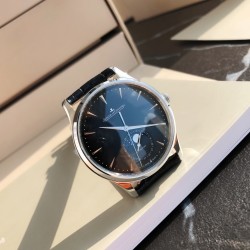 ジャガー ルクルトJaeger-LeCoultre ジャガー・ルクルト 月相マスターシリーズ。最もコストパフォーマンスの高い男性用腕時計、ジャガー・ルクルト マスターが入荷しました！2021年の新モデルで、月相盤の変化をあなたに見せてくれます。（時計ケースの直径は39mm、ケースの厚さは9.9mm）。6時位置のサブダイヤルには陽暦と陰暦（月相）の両方の日付表示があり、月相は1ヶ月で1周します。すべての機能がそろっています。【月相盤】3Dメタル製の月相です。【ムーブメント】腕時計の盤面を側面から見ると、わず