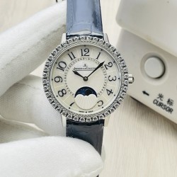 ジャガー・ルクルト Jaeger-LeCoultre デイヴァンティーシリーズのモデル Q3572430 の腕時計です！【ムーブメント】エタ 9015 ムーブメントを採用しています。6時位置の月相盤は 1 ヶ月で 1 周します。7時の方向にある時計ケースのボタンで月相機能を調整できます。 【時計ケース】直径は 34 ミリ、ケースの厚さは 8.8 ミリです！オリジナルの精鋼の素材を使用して作られており、時計リングには、密に並んだブリリアントカットのダイヤモンドがインレイされています。【文字盤】ギボージュ模様