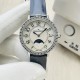 ジャガー・ルクルト Jaeger-LeCoultre デイヴァンティーシリーズのモデル Q3572430 の腕時計です!【ムーブメント】エタ 9015 ムーブメントを採用しています。6時位置の月相盤は 1 ヶ月で 1 周します。7時の方向にある時計ケースのボタンで月相機能を調整できます。 【時計ケース】直径は 34 ミリ、ケースの厚さは 8.8 ミリです!オリジナルの精鋼の素材を使用して作られており、時計リングには、密に並んだブリリアントカットのダイヤモンドがインレイされています。【文字盤】ギボージュ模様 ジャガー・ルクルト Jaeger-LeCoultre デイヴァンティーシリーズのモデル Q3572430 の腕時計です!【ムーブメント】エタ 9015 ムーブメントを採用しています。6時位置の月相盤は 1 ヶ月で 1 周します。7時の方向にある時計ケースのボタンで月相機能を調整できます。 【時計ケース】直径は 34 ミリ、ケースの厚さは 8.8 ミリです!オリジナルの精鋼の素材を使用して作られており、時計リングには、密に並んだブリリアントカットのダイヤモンドがインレイされています。【文字盤】ギボージュ模様