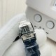 ジャガー・ルクルト Jaeger-LeCoultre デイヴァンティーシリーズのモデル Q3572430 の腕時計です!【ムーブメント】エタ 9015 ムーブメントを採用しています。6時位置の月相盤は 1 ヶ月で 1 周します。7時の方向にある時計ケースのボタンで月相機能を調整できます。 【時計ケース】直径は 34 ミリ、ケースの厚さは 8.8 ミリです!オリジナルの精鋼の素材を使用して作られており、時計リングには、密に並んだブリリアントカットのダイヤモンドがインレイされています。【文字盤】ギボージュ模様 ジャガー・ルクルト Jaeger-LeCoultre デイヴァンティーシリーズのモデル Q3572430 の腕時計です!【ムーブメント】エタ 9015 ムーブメントを採用しています。6時位置の月相盤は 1 ヶ月で 1 周します。7時の方向にある時計ケースのボタンで月相機能を調整できます。 【時計ケース】直径は 34 ミリ、ケースの厚さは 8.8 ミリです!オリジナルの精鋼の素材を使用して作られており、時計リングには、密に並んだブリリアントカットのダイヤモンドがインレイされています。【文字盤】ギボージュ模様