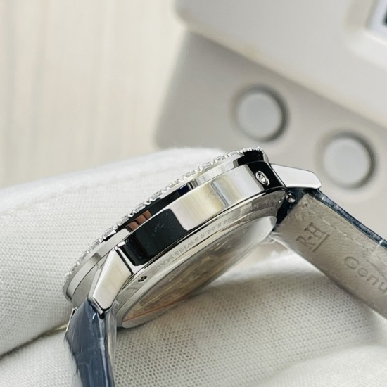 ジャガー・ルクルト Jaeger-LeCoultre デイヴァンティーシリーズのモデル Q3572430 の腕時計です!【ムーブメント】エタ 9015 ムーブメントを採用しています。6時位置の月相盤は 1 ヶ月で 1 周します。7時の方向にある時計ケースのボタンで月相機能を調整できます。 【時計ケース】直径は 34 ミリ、ケースの厚さは 8.8 ミリです!オリジナルの精鋼の素材を使用して作られており、時計リングには、密に並んだブリリアントカットのダイヤモンドがインレイされています。【文字盤】ギボージュ模様 ジャガー・ルクルト Jaeger-LeCoultre デイヴァンティーシリーズのモデル Q3572430 の腕時計です!【ムーブメント】エタ 9015 ムーブメントを採用しています。6時位置の月相盤は 1 ヶ月で 1 周します。7時の方向にある時計ケースのボタンで月相機能を調整できます。 【時計ケース】直径は 34 ミリ、ケースの厚さは 8.8 ミリです!オリジナルの精鋼の素材を使用して作られており、時計リングには、密に並んだブリリアントカットのダイヤモンドがインレイされています。【文字盤】ギボージュ模様