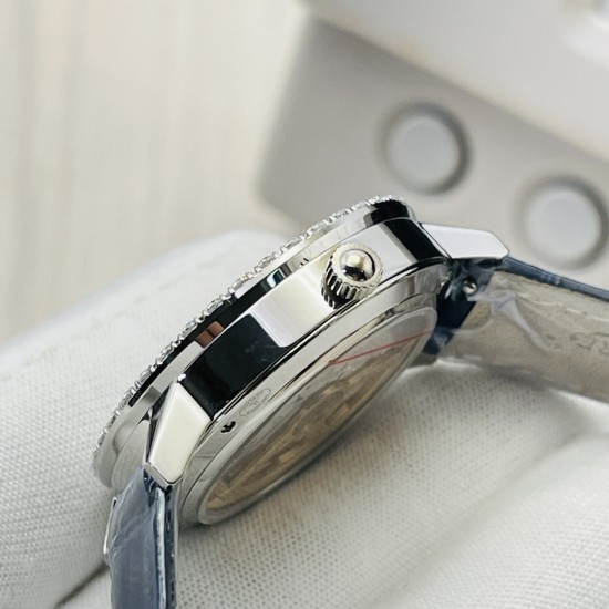 ジャガー・ルクルト Jaeger-LeCoultre デイヴァンティーシリーズのモデル Q3572430 の腕時計です!【ムーブメント】エタ 9015 ムーブメントを採用しています。6時位置の月相盤は 1 ヶ月で 1 周します。7時の方向にある時計ケースのボタンで月相機能を調整できます。 【時計ケース】直径は 34 ミリ、ケースの厚さは 8.8 ミリです!オリジナルの精鋼の素材を使用して作られており、時計リングには、密に並んだブリリアントカットのダイヤモンドがインレイされています。【文字盤】ギボージュ模様 ジャガー・ルクルト Jaeger-LeCoultre デイヴァンティーシリーズのモデル Q3572430 の腕時計です!【ムーブメント】エタ 9015 ムーブメントを採用しています。6時位置の月相盤は 1 ヶ月で 1 周します。7時の方向にある時計ケースのボタンで月相機能を調整できます。 【時計ケース】直径は 34 ミリ、ケースの厚さは 8.8 ミリです!オリジナルの精鋼の素材を使用して作られており、時計リングには、密に並んだブリリアントカットのダイヤモンドがインレイされています。【文字盤】ギボージュ模様