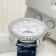 ジャガー・ルクルト Jaeger-LeCoultre デイヴァンティーシリーズのモデル Q3572430 の腕時計です!【ムーブメント】エタ 9015 ムーブメントを採用しています。6時位置の月相盤は 1 ヶ月で 1 周します。7時の方向にある時計ケースのボタンで月相機能を調整できます。 【時計ケース】直径は 34 ミリ、ケースの厚さは 8.8 ミリです!オリジナルの精鋼の素材を使用して作られており、時計リングには、密に並んだブリリアントカットのダイヤモンドがインレイされています。【文字盤】ギボージュ模様 ジャガー・ルクルト Jaeger-LeCoultre デイヴァンティーシリーズのモデル Q3572430 の腕時計です!【ムーブメント】エタ 9015 ムーブメントを採用しています。6時位置の月相盤は 1 ヶ月で 1 周します。7時の方向にある時計ケースのボタンで月相機能を調整できます。 【時計ケース】直径は 34 ミリ、ケースの厚さは 8.8 ミリです!オリジナルの精鋼の素材を使用して作られており、時計リングには、密に並んだブリリアントカットのダイヤモンドがインレイされています。【文字盤】ギボージュ模様