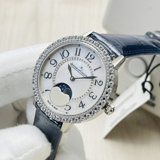 ジャガー・ルクルト Jaeger-LeCoultre デイヴァンティーシリーズのモデル Q3572430 の腕時計です!【ムーブメント】エタ 9015 ムーブメントを採用しています。6時位置の月相盤は 1 ヶ月で 1 周します。7時の方向にある時計ケースのボタンで月相機能を調整できます。 【時計ケース】直径は 34 ミリ、ケースの厚さは 8.8 ミリです!オリジナルの精鋼の素材を使用して作られており、時計リングには、密に並んだブリリアントカットのダイヤモンドがインレイされています。【文字盤】ギボージュ模様 ジャガー・ルクルト Jaeger-LeCoultre デイヴァンティーシリーズのモデル Q3572430 の腕時計です!【ムーブメント】エタ 9015 ムーブメントを採用しています。6時位置の月相盤は 1 ヶ月で 1 周します。7時の方向にある時計ケースのボタンで月相機能を調整できます。 【時計ケース】直径は 34 ミリ、ケースの厚さは 8.8 ミリです!オリジナルの精鋼の素材を使用して作られており、時計リングには、密に並んだブリリアントカットのダイヤモンドがインレイされています。【文字盤】ギボージュ模様