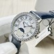 ジャガー・ルクルト Jaeger-LeCoultre デイヴァンティーシリーズのモデル Q3572430 の腕時計です!【ムーブメント】エタ 9015 ムーブメントを採用しています。6時位置の月相盤は 1 ヶ月で 1 周します。7時の方向にある時計ケースのボタンで月相機能を調整できます。 【時計ケース】直径は 34 ミリ、ケースの厚さは 8.8 ミリです!オリジナルの精鋼の素材を使用して作られており、時計リングには、密に並んだブリリアントカットのダイヤモンドがインレイされています。【文字盤】ギボージュ模様 ジャガー・ルクルト Jaeger-LeCoultre デイヴァンティーシリーズのモデル Q3572430 の腕時計です!【ムーブメント】エタ 9015 ムーブメントを採用しています。6時位置の月相盤は 1 ヶ月で 1 周します。7時の方向にある時計ケースのボタンで月相機能を調整できます。 【時計ケース】直径は 34 ミリ、ケースの厚さは 8.8 ミリです!オリジナルの精鋼の素材を使用して作られており、時計リングには、密に並んだブリリアントカットのダイヤモンドがインレイされています。【文字盤】ギボージュ模様
