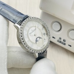 ジャガー・ルクルト Jaeger-LeCoultre デイヴァンティーシリーズのモデル Q3572430 の腕時計です！【ムーブメント】エタ 9015 ムーブメントを採用しています。6時位置の月相盤は 1 ヶ月で 1 周します。7時の方向にある時計ケースのボタンで月相機能を調整できます。 【時計ケース】直径は 34 ミリ、ケースの厚さは 8.8 ミリです！オリジナルの精鋼の素材を使用して作られており、時計リングには、密に並んだブリリアントカットのダイヤモンドがインレイされています。【文字盤】ギボージュ模様
