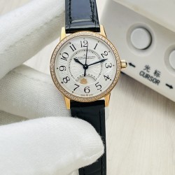 【Factory2022のもう一つの人気の名作】V4アップグレード版、ジャガー・ルクルト Jaeger-LeCoultre デイヴァンティーシリーズの腕時計！ロマンチックに登場し、シンプルで淑やかで、ロマンチックな情緒を存分に表現します！【時計ケース】ケース径は29MM/34MM/36MM、ケースの厚さは8.52MMで、シンプルでスッキリした外観が丁寧に研磨され、研磨技術が一致するように保証されています。時計リングには合計60個のトップクラスのシュワロフスキーの美しいダイヤモンドが取り付けられており、合計
