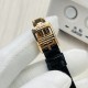 【Factory2022のもう一つの人気の名作】V4アップグレード版、ジャガー・ルクルト Jaeger-LeCoultre デイヴァンティーシリーズの腕時計!ロマンチックに登場し、シンプルで淑やかで、ロマンチックな情緒を存分に表現します!【時計ケース】ケース径は29MM/34MM/36MM、ケースの厚さは8.52MMで、シンプルでスッキリした外観が丁寧に研磨され、研磨技術が一致するように保証されています。時計リングには合計60個のトップクラスのシュワロフスキーの美しいダイヤモンドが取り付けられており、合計 【Factory2022のもう一つの人気の名作】V4アップグレード版、ジャガー・ルクルト Jaeger-LeCoultre デイヴァンティーシリーズの腕時計!ロマンチックに登場し、シンプルで淑やかで、ロマンチックな情緒を存分に表現します!【時計ケース】ケース径は29MM/34MM/36MM、ケースの厚さは8.52MMで、シンプルでスッキリした外観が丁寧に研磨され、研磨技術が一致するように保証されています。時計リングには合計60個のトップクラスのシュワロフスキーの美しいダイヤモンドが取り付けられており、合計