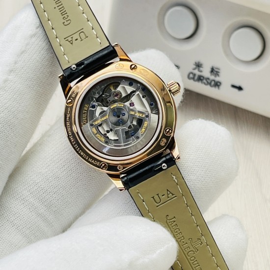 【Factory2022のもう一つの人気の名作】V4アップグレード版、ジャガー・ルクルト Jaeger-LeCoultre デイヴァンティーシリーズの腕時計!ロマンチックに登場し、シンプルで淑やかで、ロマンチックな情緒を存分に表現します!【時計ケース】ケース径は29MM/34MM/36MM、ケースの厚さは8.52MMで、シンプルでスッキリした外観が丁寧に研磨され、研磨技術が一致するように保証されています。時計リングには合計60個のトップクラスのシュワロフスキーの美しいダイヤモンドが取り付けられており、合計 【Factory2022のもう一つの人気の名作】V4アップグレード版、ジャガー・ルクルト Jaeger-LeCoultre デイヴァンティーシリーズの腕時計!ロマンチックに登場し、シンプルで淑やかで、ロマンチックな情緒を存分に表現します!【時計ケース】ケース径は29MM/34MM/36MM、ケースの厚さは8.52MMで、シンプルでスッキリした外観が丁寧に研磨され、研磨技術が一致するように保証されています。時計リングには合計60個のトップクラスのシュワロフスキーの美しいダイヤモンドが取り付けられており、合計