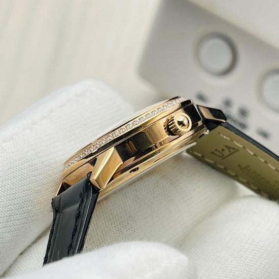 【Factory2022のもう一つの人気の名作】V4アップグレード版、ジャガー・ルクルト Jaeger-LeCoultre デイヴァンティーシリーズの腕時計!ロマンチックに登場し、シンプルで淑やかで、ロマンチックな情緒を存分に表現します!【時計ケース】ケース径は29MM/34MM/36MM、ケースの厚さは8.52MMで、シンプルでスッキリした外観が丁寧に研磨され、研磨技術が一致するように保証されています。時計リングには合計60個のトップクラスのシュワロフスキーの美しいダイヤモンドが取り付けられており、合計 【Factory2022のもう一つの人気の名作】V4アップグレード版、ジャガー・ルクルト Jaeger-LeCoultre デイヴァンティーシリーズの腕時計!ロマンチックに登場し、シンプルで淑やかで、ロマンチックな情緒を存分に表現します!【時計ケース】ケース径は29MM/34MM/36MM、ケースの厚さは8.52MMで、シンプルでスッキリした外観が丁寧に研磨され、研磨技術が一致するように保証されています。時計リングには合計60個のトップクラスのシュワロフスキーの美しいダイヤモンドが取り付けられており、合計