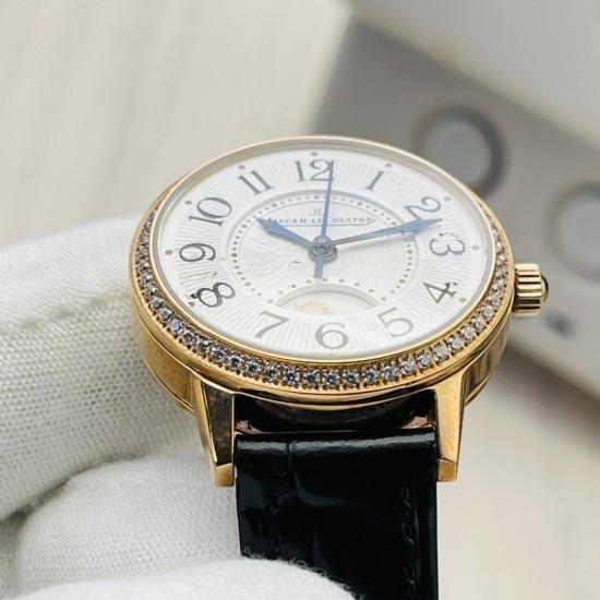 【Factory2022のもう一つの人気の名作】V4アップグレード版、ジャガー・ルクルト Jaeger-LeCoultre デイヴァンティーシリーズの腕時計!ロマンチックに登場し、シンプルで淑やかで、ロマンチックな情緒を存分に表現します!【時計ケース】ケース径は29MM/34MM/36MM、ケースの厚さは8.52MMで、シンプルでスッキリした外観が丁寧に研磨され、研磨技術が一致するように保証されています。時計リングには合計60個のトップクラスのシュワロフスキーの美しいダイヤモンドが取り付けられており、合計 【Factory2022のもう一つの人気の名作】V4アップグレード版、ジャガー・ルクルト Jaeger-LeCoultre デイヴァンティーシリーズの腕時計!ロマンチックに登場し、シンプルで淑やかで、ロマンチックな情緒を存分に表現します!【時計ケース】ケース径は29MM/34MM/36MM、ケースの厚さは8.52MMで、シンプルでスッキリした外観が丁寧に研磨され、研磨技術が一致するように保証されています。時計リングには合計60個のトップクラスのシュワロフスキーの美しいダイヤモンドが取り付けられており、合計