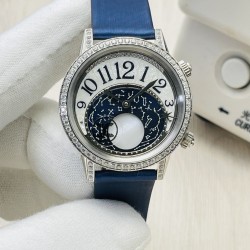 Factory2021の新進気鋭の力作——ジャガー・ルクルト Rendez-Vous Moon Serenity デイヴァンティーシリーズの月相腕時計,愛の名のもとに、一生を共にすると約束する【時計ケース】ケース径は36mmX10.6mmです。124個のトップクラスのシュワロフスキーのキラキラするダイヤモンドが取り付けられており、腕時計の丸みを帯びた外観を描き出しています。美しいダイヤモンドで満たされた時計リングと相まって、星空のような輝きを放っています。【文字盤】星型の指針が付いており、最も詩的な方法で