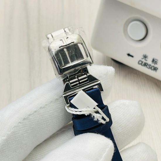 Factory2021の新進気鋭の力作——ジャガー・ルクルト Rendez-Vous Moon Serenity デイヴァンティーシリーズの月相腕時計,愛の名のもとに、一生を共にすると約束する【時計ケース】ケース径は36mmX10.6mmです。124個のトップクラスのシュワロフスキーのキラキラするダイヤモンドが取り付けられており、腕時計の丸みを帯びた外観を描き出しています。美しいダイヤモンドで満たされた時計リングと相まって、星空のような輝きを放っています。【文字盤】星型の指針が付いており、最も詩的な方法で Factory2021の新進気鋭の力作——ジャガー・ルクルト Rendez-Vous Moon Serenity デイヴァンティーシリーズの月相腕時計,愛の名のもとに、一生を共にすると約束する【時計ケース】ケース径は36mmX10.6mmです。124個のトップクラスのシュワロフスキーのキラキラするダイヤモンドが取り付けられており、腕時計の丸みを帯びた外観を描き出しています。美しいダイヤモンドで満たされた時計リングと相まって、星空のような輝きを放っています。【文字盤】星型の指針が付いており、最も詩的な方法で