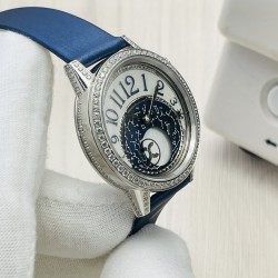 Factory2021の新進気鋭の力作——ジャガー・ルクルト Rendez-Vous Moon Serenity デイヴァンティーシリーズの月相腕時計,愛の名のもとに、一生を共にすると約束する【時計ケース】ケース径は36mmX10.6mmです。124個のトップクラスのシュワロフスキーのキラキラするダイヤモンドが取り付けられており、腕時計の丸みを帯びた外観を描き出しています。美しいダイヤモンドで満たされた時計リングと相まって、星空のような輝きを放っています。【文字盤】星型の指針が付いており、最も詩的な方法で