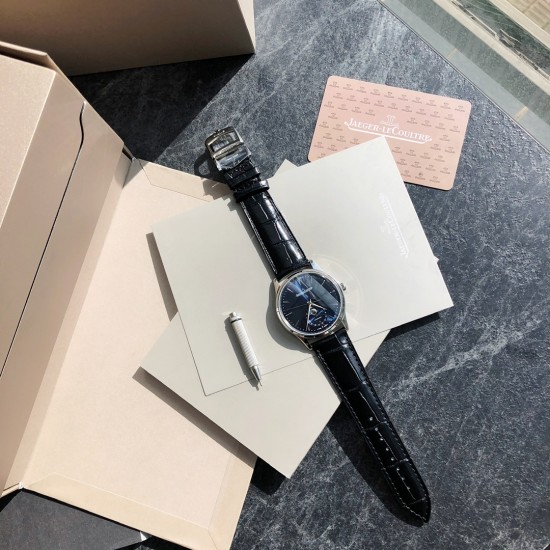 ジャガー ルクルトJaeger-LeCoultre ジャガー・ルクルトの月相マスターシリーズ、最もコストパフォーマンスの高い男性用時計ジャガー・ルクルトのマスターが入荷致しました!2021年の新モデルで、月相ダイヤルの変化をお楽しみいただけます。(ケース直径39mm、ケースの厚さ9.9mm)。6時位置のサブダイヤルには太陽暦と陰暦(月相)の両方の日付表示があり、月相は1ヶ月で1周します。機能が全て備わっております。【月相ダイヤル】3Dメタル月相【ムーブメント】Cal.925/1一体ムーブメント、オリジナル ジャガー ルクルトJaeger-LeCoultre ジャガー・ルクルトの月相マスターシリーズ、最もコストパフォーマンスの高い男性用時計ジャガー・ルクルトのマスターが入荷致しました!2021年の新モデルで、月相ダイヤルの変化をお楽しみいただけます。(ケース直径39mm、ケースの厚さ9.9mm)。6時位置のサブダイヤルには太陽暦と陰暦(月相)の両方の日付表示があり、月相は1ヶ月で1周します。機能が全て備わっております。【月相ダイヤル】3Dメタル月相【ムーブメント】Cal.925/1一体ムーブメント、オリジナル