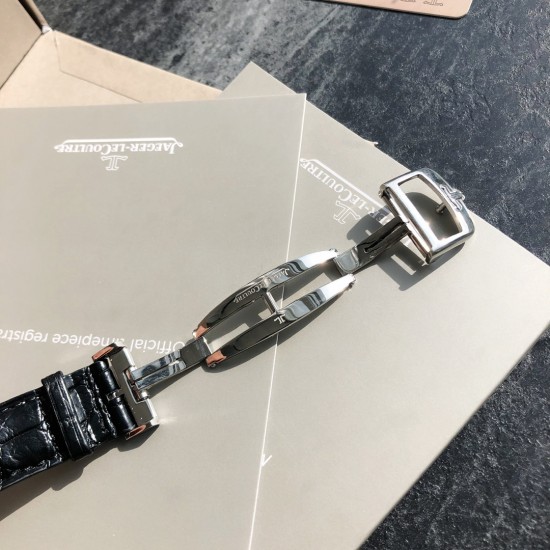 ジャガー ルクルトJaeger-LeCoultre ジャガー・ルクルトの月相マスターシリーズ、最もコストパフォーマンスの高い男性用時計ジャガー・ルクルトのマスターが入荷致しました!2021年の新モデルで、月相ダイヤルの変化をお楽しみいただけます。(ケース直径39mm、ケースの厚さ9.9mm)。6時位置のサブダイヤルには太陽暦と陰暦(月相)の両方の日付表示があり、月相は1ヶ月で1周します。機能が全て備わっております。【月相ダイヤル】3Dメタル月相【ムーブメント】Cal.925/1一体ムーブメント、オリジナル ジャガー ルクルトJaeger-LeCoultre ジャガー・ルクルトの月相マスターシリーズ、最もコストパフォーマンスの高い男性用時計ジャガー・ルクルトのマスターが入荷致しました!2021年の新モデルで、月相ダイヤルの変化をお楽しみいただけます。(ケース直径39mm、ケースの厚さ9.9mm)。6時位置のサブダイヤルには太陽暦と陰暦(月相)の両方の日付表示があり、月相は1ヶ月で1周します。機能が全て備わっております。【月相ダイヤル】3Dメタル月相【ムーブメント】Cal.925/1一体ムーブメント、オリジナル