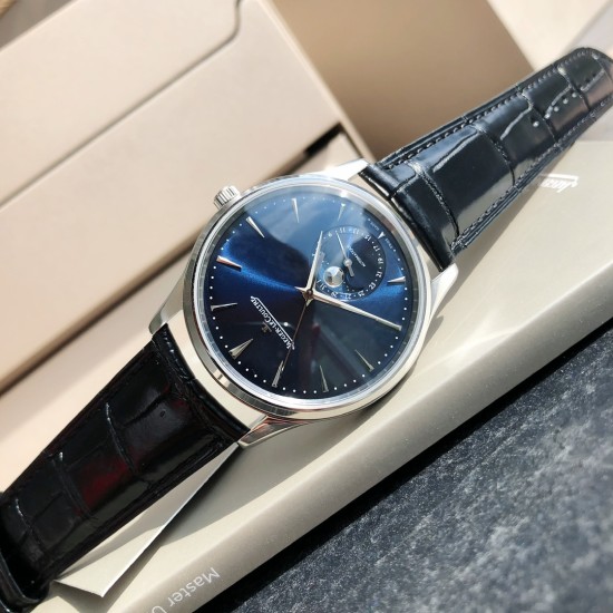 ジャガー ルクルトJaeger-LeCoultre ジャガー・ルクルトの月相マスターシリーズ、最もコストパフォーマンスの高い男性用時計ジャガー・ルクルトのマスターが入荷致しました!2021年の新モデルで、月相ダイヤルの変化をお楽しみいただけます。(ケース直径39mm、ケースの厚さ9.9mm)。6時位置のサブダイヤルには太陽暦と陰暦(月相)の両方の日付表示があり、月相は1ヶ月で1周します。機能が全て備わっております。【月相ダイヤル】3Dメタル月相【ムーブメント】Cal.925/1一体ムーブメント、オリジナル ジャガー ルクルトJaeger-LeCoultre ジャガー・ルクルトの月相マスターシリーズ、最もコストパフォーマンスの高い男性用時計ジャガー・ルクルトのマスターが入荷致しました!2021年の新モデルで、月相ダイヤルの変化をお楽しみいただけます。(ケース直径39mm、ケースの厚さ9.9mm)。6時位置のサブダイヤルには太陽暦と陰暦(月相)の両方の日付表示があり、月相は1ヶ月で1周します。機能が全て備わっております。【月相ダイヤル】3Dメタル月相【ムーブメント】Cal.925/1一体ムーブメント、オリジナル