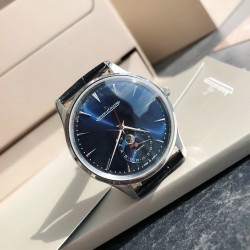 ジャガー ルクルトJaeger-LeCoultre ジャガー・ルクルトの月相マスターシリーズ、最もコストパフォーマンスの高い男性用時計ジャガー・ルクルトのマスターが入荷致しました！2021年の新モデルで、月相ダイヤルの変化をお楽しみいただけます。（ケース直径39mm、ケースの厚さ9.9mm）。6時位置のサブダイヤルには太陽暦と陰暦（月相）の両方の日付表示があり、月相は1ヶ月で1周します。機能が全て備わっております。【月相ダイヤル】3Dメタル月相【ムーブメント】Cal.925/1一体ムーブメント、オリジナル