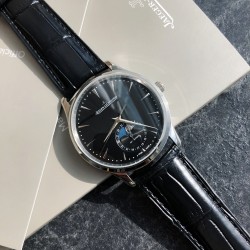 ジャガー ルクルトJaeger-LeCoultre ジャガー・ルクルトの月相マスターシリーズ、最もコストパフォーマンスの高い男性用時計ジャガー・ルクルトのマスターが入荷致しました！2021年の新モデルで、月相ダイヤルの変化をお楽しみいただけます。（ケース直径39mm、ケースの厚さ9.9mm）。6時位置のサブダイヤルには太陽暦と陰暦（月相）の両方の日付表示があり、月相は1ヶ月で1周します。機能が全て備わっております。【月相ダイヤル】3Dメタル月相【ムーブメント】Cal.925/1一体ムーブメント、オリジナル