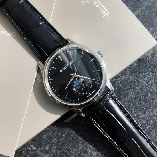 ジャガー ルクルトJaeger-LeCoultre ジャガー・ルクルトの月相マスターシリーズ、最もコストパフォーマンスの高い男性用時計ジャガー・ルクルトのマスターが入荷致しました!2021年の新モデルで、月相ダイヤルの変化をお楽しみいただけます。(ケース直径39mm、ケースの厚さ9.9mm)。6時位置のサブダイヤルには太陽暦と陰暦(月相)の両方の日付表示があり、月相は1ヶ月で1周します。機能が全て備わっております。【月相ダイヤル】3Dメタル月相【ムーブメント】Cal.925/1一体ムーブメント、オリジナル ジャガー ルクルトJaeger-LeCoultre ジャガー・ルクルトの月相マスターシリーズ、最もコストパフォーマンスの高い男性用時計ジャガー・ルクルトのマスターが入荷致しました!2021年の新モデルで、月相ダイヤルの変化をお楽しみいただけます。(ケース直径39mm、ケースの厚さ9.9mm)。6時位置のサブダイヤルには太陽暦と陰暦(月相)の両方の日付表示があり、月相は1ヶ月で1周します。機能が全て備わっております。【月相ダイヤル】3Dメタル月相【ムーブメント】Cal.925/1一体ムーブメント、オリジナル