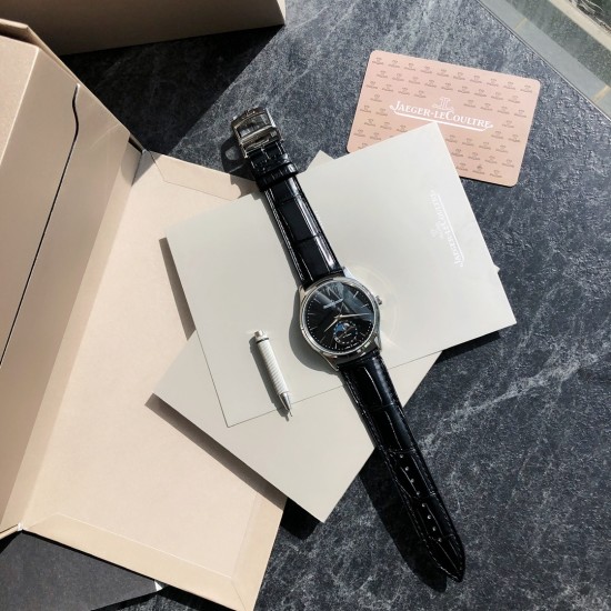 ジャガー ルクルトJaeger-LeCoultre ジャガー・ルクルトの月相マスターシリーズ、最もコストパフォーマンスの高い男性用時計ジャガー・ルクルトのマスターが入荷致しました!2021年の新モデルで、月相ダイヤルの変化をお楽しみいただけます。(ケース直径39mm、ケースの厚さ9.9mm)。6時位置のサブダイヤルには太陽暦と陰暦(月相)の両方の日付表示があり、月相は1ヶ月で1周します。機能が全て備わっております。【月相ダイヤル】3Dメタル月相【ムーブメント】Cal.925/1一体ムーブメント、オリジナル ジャガー ルクルトJaeger-LeCoultre ジャガー・ルクルトの月相マスターシリーズ、最もコストパフォーマンスの高い男性用時計ジャガー・ルクルトのマスターが入荷致しました!2021年の新モデルで、月相ダイヤルの変化をお楽しみいただけます。(ケース直径39mm、ケースの厚さ9.9mm)。6時位置のサブダイヤルには太陽暦と陰暦(月相)の両方の日付表示があり、月相は1ヶ月で1周します。機能が全て備わっております。【月相ダイヤル】3Dメタル月相【ムーブメント】Cal.925/1一体ムーブメント、オリジナル