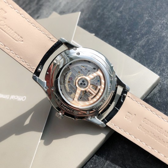 ジャガー ルクルトJaeger-LeCoultre ジャガー・ルクルトの月相マスターシリーズ、最もコストパフォーマンスの高い男性用時計ジャガー・ルクルトのマスターが入荷致しました!2021年の新モデルで、月相ダイヤルの変化をお楽しみいただけます。(ケース直径39mm、ケースの厚さ9.9mm)。6時位置のサブダイヤルには太陽暦と陰暦(月相)の両方の日付表示があり、月相は1ヶ月で1周します。機能が全て備わっております。【月相ダイヤル】3Dメタル月相【ムーブメント】Cal.925/1一体ムーブメント、オリジナル ジャガー ルクルトJaeger-LeCoultre ジャガー・ルクルトの月相マスターシリーズ、最もコストパフォーマンスの高い男性用時計ジャガー・ルクルトのマスターが入荷致しました!2021年の新モデルで、月相ダイヤルの変化をお楽しみいただけます。(ケース直径39mm、ケースの厚さ9.9mm)。6時位置のサブダイヤルには太陽暦と陰暦(月相)の両方の日付表示があり、月相は1ヶ月で1周します。機能が全て備わっております。【月相ダイヤル】3Dメタル月相【ムーブメント】Cal.925/1一体ムーブメント、オリジナル