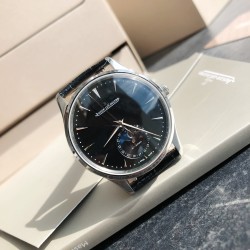 ジャガー ルクルトJaeger-LeCoultre ジャガー・ルクルトの月相マスターシリーズ、最もコストパフォーマンスの高い男性用時計ジャガー・ルクルトのマスターが入荷致しました！2021年の新モデルで、月相ダイヤルの変化をお楽しみいただけます。（ケース直径39mm、ケースの厚さ9.9mm）。6時位置のサブダイヤルには太陽暦と陰暦（月相）の両方の日付表示があり、月相は1ヶ月で1周します。機能が全て備わっております。【月相ダイヤル】3Dメタル月相【ムーブメント】Cal.925/1一体ムーブメント、オリジナル