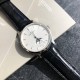 ジャガー ルクルトJaeger-LeCoultre ジャガー・ルクルトの月相マスターシリーズ、最もコストパフォーマンスの高い男性用時計ジャガー・ルクルトのマスターが入荷致しました!2021年の新モデルで、月相ダイヤルの変化をお楽しみいただけます。(ケース直径39mm、ケースの厚さ9.9mm)。6時位置のサブダイヤルには太陽暦と陰暦(月相)の両方の日付表示があり、月相は1ヶ月で1周します。機能が全て備わっております。【月相ダイヤル】3Dメタル月相【ムーブメント】Cal.925/1一体ムーブメント、オリジナル ジャガー ルクルトJaeger-LeCoultre ジャガー・ルクルトの月相マスターシリーズ、最もコストパフォーマンスの高い男性用時計ジャガー・ルクルトのマスターが入荷致しました!2021年の新モデルで、月相ダイヤルの変化をお楽しみいただけます。(ケース直径39mm、ケースの厚さ9.9mm)。6時位置のサブダイヤルには太陽暦と陰暦(月相)の両方の日付表示があり、月相は1ヶ月で1周します。機能が全て備わっております。【月相ダイヤル】3Dメタル月相【ムーブメント】Cal.925/1一体ムーブメント、オリジナル