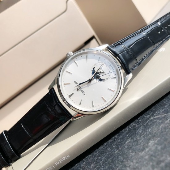 ジャガー ルクルトJaeger-LeCoultre ジャガー・ルクルトの月相マスターシリーズ、最もコストパフォーマンスの高い男性用時計ジャガー・ルクルトのマスターが入荷致しました!2021年の新モデルで、月相ダイヤルの変化をお楽しみいただけます。(ケース直径39mm、ケースの厚さ9.9mm)。6時位置のサブダイヤルには太陽暦と陰暦(月相)の両方の日付表示があり、月相は1ヶ月で1周します。機能が全て備わっております。【月相ダイヤル】3Dメタル月相【ムーブメント】Cal.925/1一体ムーブメント、オリジナル ジャガー ルクルトJaeger-LeCoultre ジャガー・ルクルトの月相マスターシリーズ、最もコストパフォーマンスの高い男性用時計ジャガー・ルクルトのマスターが入荷致しました!2021年の新モデルで、月相ダイヤルの変化をお楽しみいただけます。(ケース直径39mm、ケースの厚さ9.9mm)。6時位置のサブダイヤルには太陽暦と陰暦(月相)の両方の日付表示があり、月相は1ヶ月で1周します。機能が全て備わっております。【月相ダイヤル】3Dメタル月相【ムーブメント】Cal.925/1一体ムーブメント、オリジナル