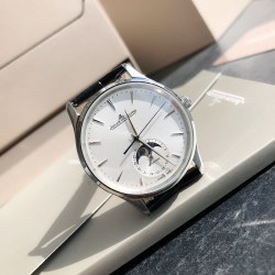 ジャガー ルクルトJaeger-LeCoultre ジャガー・ルクルトの月相マスターシリーズ、最もコストパフォーマンスの高い男性用時計ジャガー・ルクルトのマスターが入荷致しました！2021年の新モデルで、月相ダイヤルの変化をお楽しみいただけます。（ケース直径39mm、ケースの厚さ9.9mm）。6時位置のサブダイヤルには太陽暦と陰暦（月相）の両方の日付表示があり、月相は1ヶ月で1周します。機能が全て備わっております。【月相ダイヤル】3Dメタル月相【ムーブメント】Cal.925/1一体ムーブメント、オリジナル