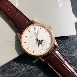 ジャガー ルクルトJaeger-LeCoultre ジャガー・ルクルトの月相マスターシリーズ、最もコストパフォーマンスの高い男性用時計ジャガー・ルクルトのマスターが入荷致しました！2021年の新モデルで、月相ダイヤルの変化をお楽しみいただけます。（ケース直径39mm、ケースの厚さ9.9mm）。6時位置のサブダイヤルには太陽暦と陰暦（月相）の両方の日付表示があり、月相は1ヶ月で1周します。機能が全て備わっております。【月相ダイヤル】3Dメタル月相【ムーブメント】Cal.925/1一体ムーブメント、オリジナル