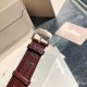 ジャガー ルクルトJaeger-LeCoultre ジャガー・ルクルトの月相マスターシリーズ、最もコストパフォーマンスの高い男性用時計ジャガー・ルクルトのマスターが入荷致しました!2021年の新モデルで、月相ダイヤルの変化をお楽しみいただけます。(ケース直径39mm、ケースの厚さ9.9mm)。6時位置のサブダイヤルには太陽暦と陰暦(月相)の両方の日付表示があり、月相は1ヶ月で1周します。機能が全て備わっております。【月相ダイヤル】3Dメタル月相【ムーブメント】Cal.925/1一体ムーブメント、オリジナル ジャガー ルクルトJaeger-LeCoultre ジャガー・ルクルトの月相マスターシリーズ、最もコストパフォーマンスの高い男性用時計ジャガー・ルクルトのマスターが入荷致しました!2021年の新モデルで、月相ダイヤルの変化をお楽しみいただけます。(ケース直径39mm、ケースの厚さ9.9mm)。6時位置のサブダイヤルには太陽暦と陰暦(月相)の両方の日付表示があり、月相は1ヶ月で1周します。機能が全て備わっております。【月相ダイヤル】3Dメタル月相【ムーブメント】Cal.925/1一体ムーブメント、オリジナル