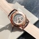 ジャガー ルクルトJaeger-LeCoultre ジャガー・ルクルトの月相マスターシリーズ、最もコストパフォーマンスの高い男性用時計ジャガー・ルクルトのマスターが入荷致しました!2021年の新モデルで、月相ダイヤルの変化をお楽しみいただけます。(ケース直径39mm、ケースの厚さ9.9mm)。6時位置のサブダイヤルには太陽暦と陰暦(月相)の両方の日付表示があり、月相は1ヶ月で1周します。機能が全て備わっております。【月相ダイヤル】3Dメタル月相【ムーブメント】Cal.925/1一体ムーブメント、オリジナル ジャガー ルクルトJaeger-LeCoultre ジャガー・ルクルトの月相マスターシリーズ、最もコストパフォーマンスの高い男性用時計ジャガー・ルクルトのマスターが入荷致しました!2021年の新モデルで、月相ダイヤルの変化をお楽しみいただけます。(ケース直径39mm、ケースの厚さ9.9mm)。6時位置のサブダイヤルには太陽暦と陰暦(月相)の両方の日付表示があり、月相は1ヶ月で1周します。機能が全て備わっております。【月相ダイヤル】3Dメタル月相【ムーブメント】Cal.925/1一体ムーブメント、オリジナル