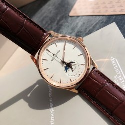 ジャガー ルクルトJaeger-LeCoultre ジャガー・ルクルトの月相マスターシリーズ、最もコストパフォーマンスの高い男性用時計ジャガー・ルクルトのマスターが入荷致しました！2021年の新モデルで、月相ダイヤルの変化をお楽しみいただけます。（ケース直径39mm、ケースの厚さ9.9mm）。6時位置のサブダイヤルには太陽暦と陰暦（月相）の両方の日付表示があり、月相は1ヶ月で1周します。機能が全て備わっております。【月相ダイヤル】3Dメタル月相【ムーブメント】Cal.925/1一体ムーブメント、オリジナル