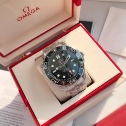 オメガ OMEGA 2023 年に初発されたアップグレードされた大人気モデルで、人気のあるクラシックな存在です。アーチ形の傷つきにくいサファイアガラスの鏡面を採用しており、シチズンのムーブメントの耐久性に十分に対応しています。修正用のリング部分と文字盤部分の色調を一致させており、ケースの形状とバンドの形状のアークが非常に完璧です。