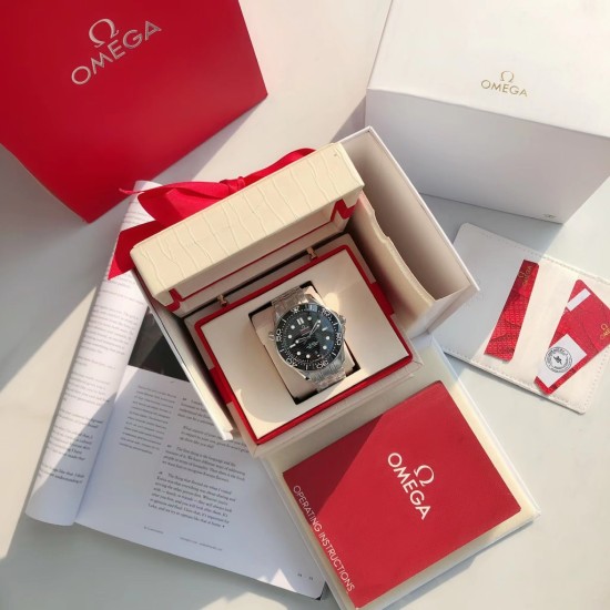 オメガ OMEGA 2023 年に初発されたアップグレードされた大人気モデルで、人気のあるクラシックな存在です。アーチ形の傷つきにくいサファイアガラスの鏡面を採用しており、シチズンのムーブメントの耐久性に十分に対応しています。修正用のリング部分と文字盤部分の色調を一致させており、ケースの形状とバンドの形状のアークが非常に完璧です。 オメガ OMEGA 2023 年に初発されたアップグレードされた大人気モデルで、人気のあるクラシックな存在です。アーチ形の傷つきにくいサファイアガラスの鏡面を採用しており、シチズンのムーブメントの耐久性に十分に対応しています。修正用のリング部分と文字盤部分の色調を一致させており、ケースの形状とバンドの形状のアークが非常に完璧です。