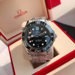 オメガ OMEGA 2023 年に初発されたアップグレードされた大人気モデルで、人気のあるクラシックな存在です。アーチ形の傷つきにくいサファイアガラスの鏡面を採用しており、シチズンのムーブメントの耐久性に十分に対応しています。修正用のリング部分と文字盤部分の色調を一致させており、ケースの形状とバンドの形状のアークが非常に完璧です。