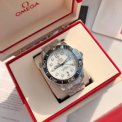 オメガ OMEGA 2023 年に初発されたアップグレードされた大人気モデルで、人気のあるクラシックな存在です。アーチ形の傷つきにくいサファイアガラスの鏡面を採用しており、シチズンのムーブメントの耐久性に十分に対応しています。修正用のリング部分と文字盤部分の色調を一致させており、ケースの形状とバンドの形状のアークが非常に完璧です。